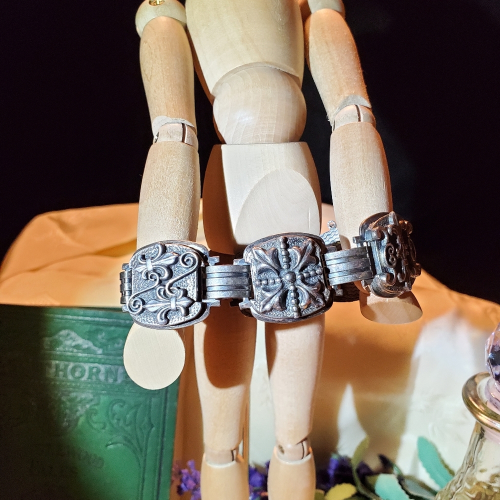 French Detail Chunky Bracelet - Picture 2 of 2